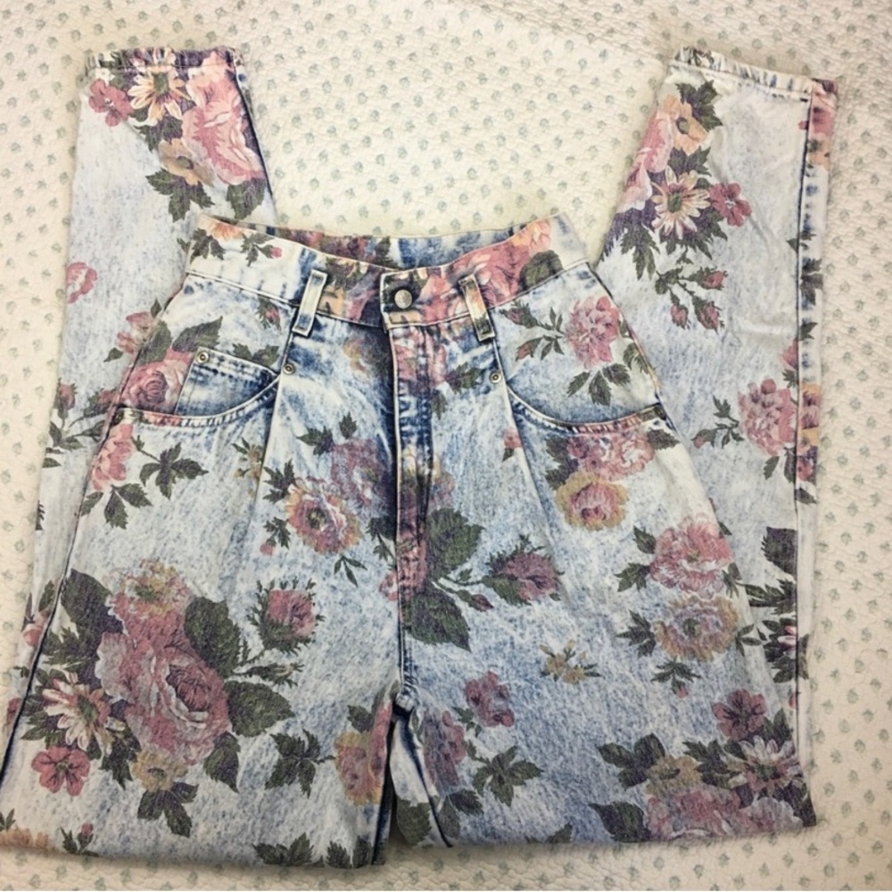 Vintage acid wash floral print taper leg
high rise
